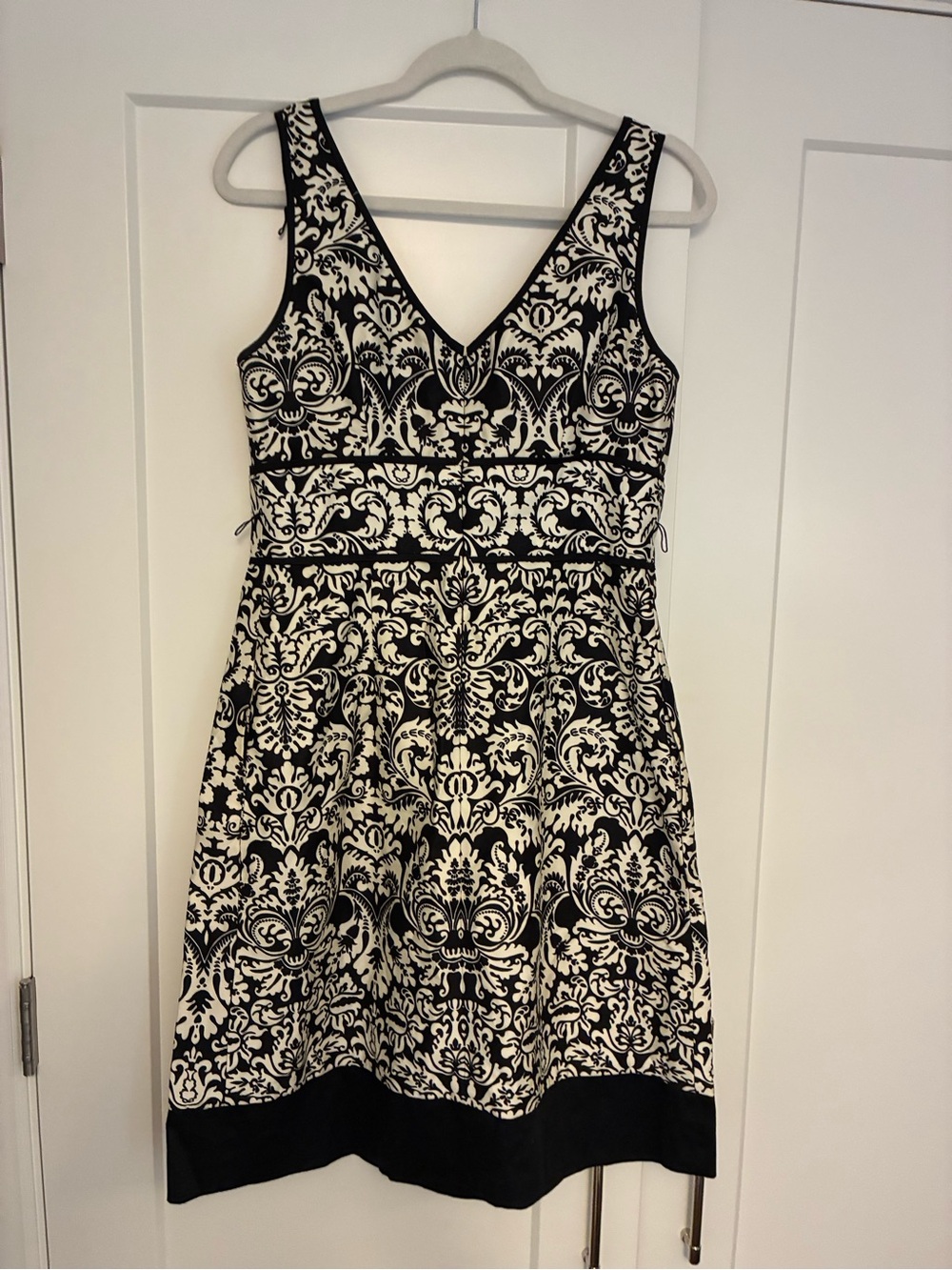 Donna Morgan Black and Cream V-Neck Fit-and-Flare Midi Dress